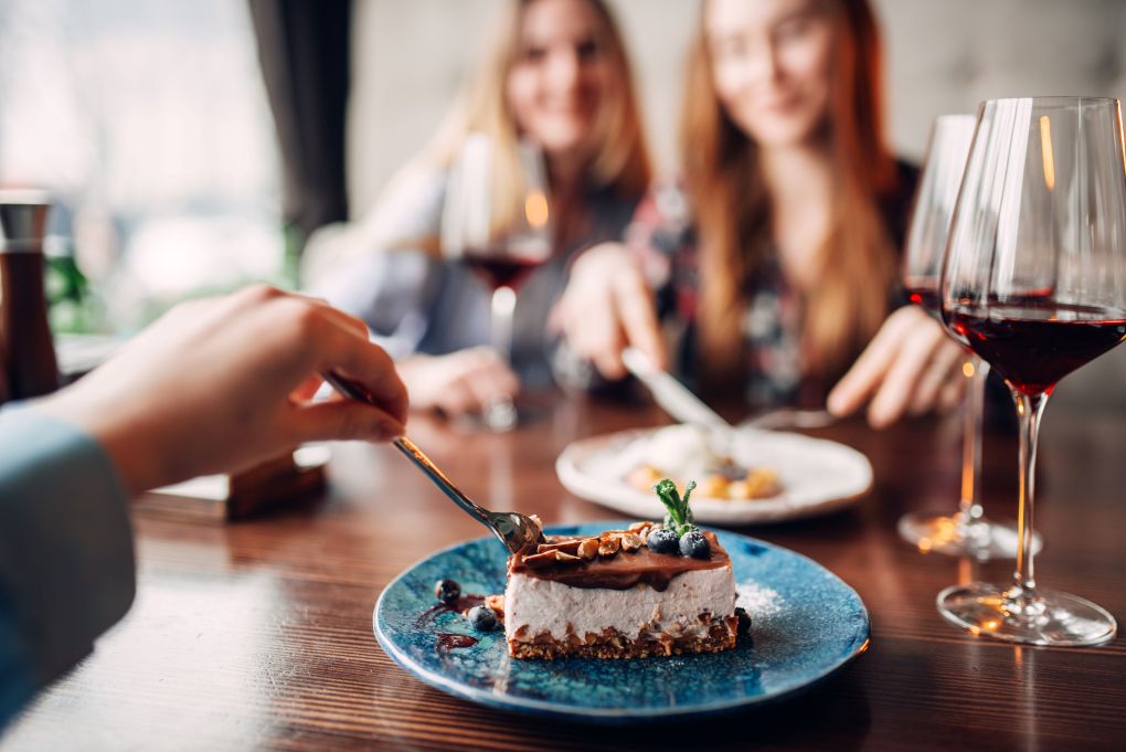 reduce sugar cravings, people eating dessert in a restuarant