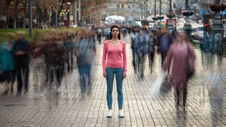 symptoms of OCD in adults, woman having intrusive and isolating thoughts